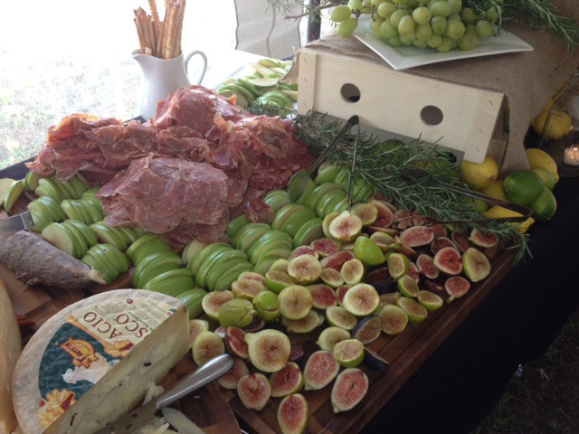andrea-trattoria-italiana-catering-spread-with-figs-apples-italian-ham